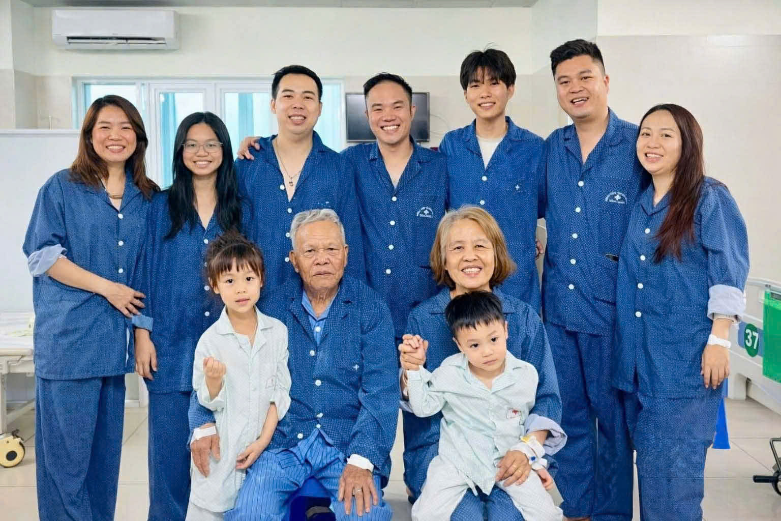 Các thành viên trong gia đình và những người tham gia cứu nạn chụp ảnh cùng nhau tại bệnh viện trước khi xuất viện. (Ảnh: BVCC)