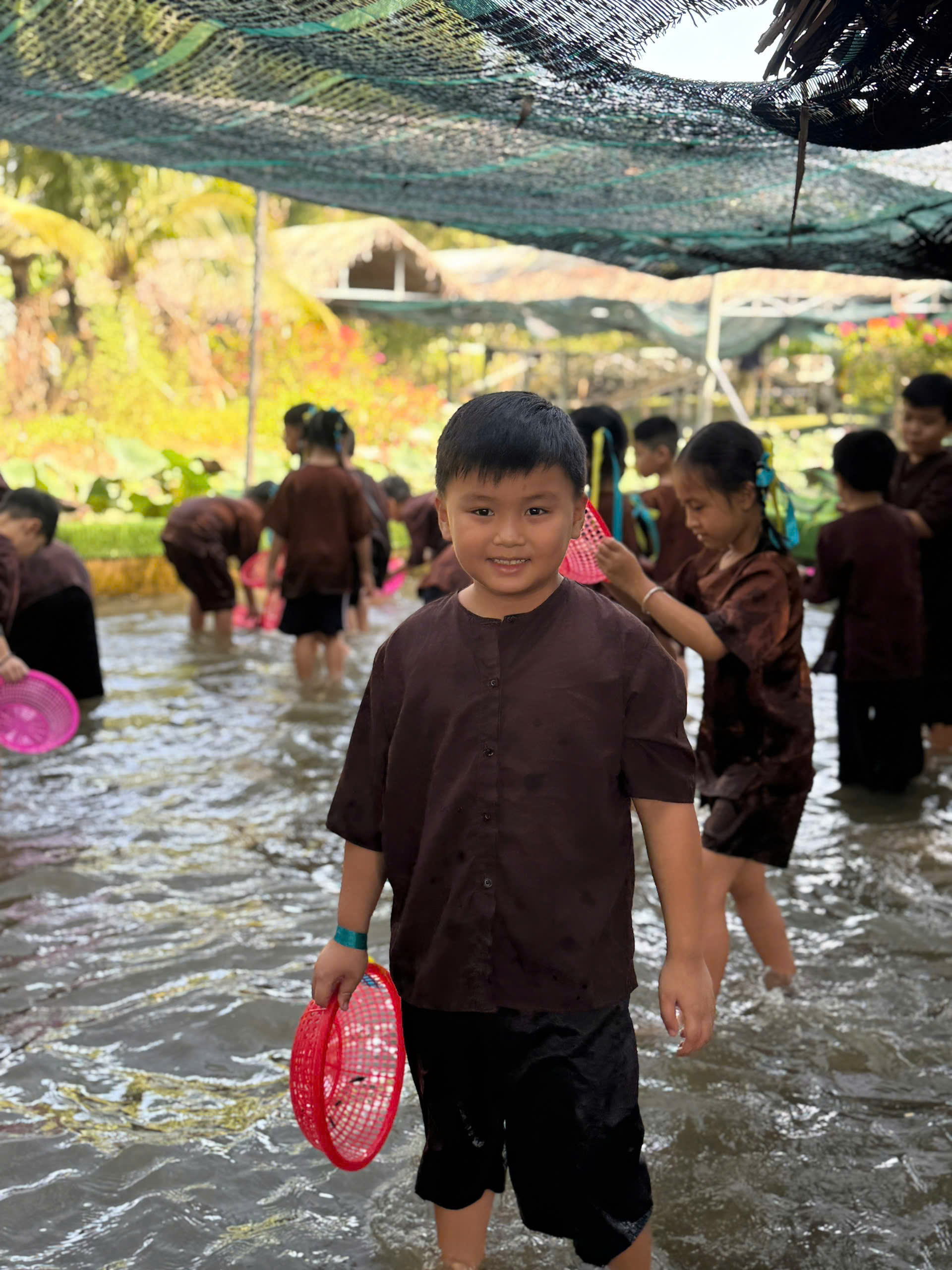 Bé trai lớp 1 ở TP.HCM gây sốt với series tiêu 20K mẹ cho, có sổ ghi chép chi tiêu theo ngày
