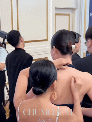 Sau khoảnh khắc ngại ngùng, MC Hoàng Oanh nhanh chóng lấy lại vẻ tự tin, thoải mái 