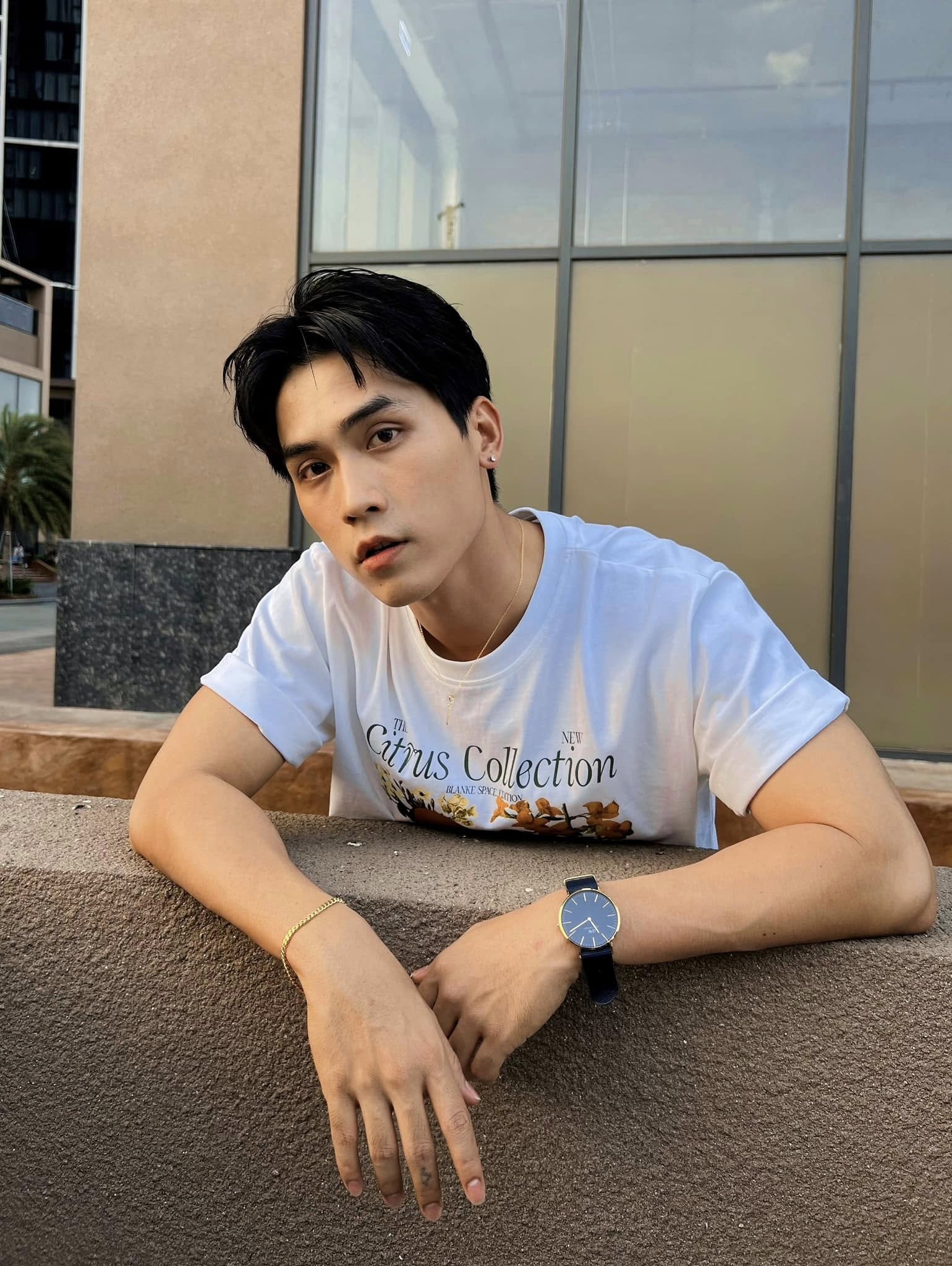 Phong cách ngoài đời của nam diễn viên cũng vậy, khi thì