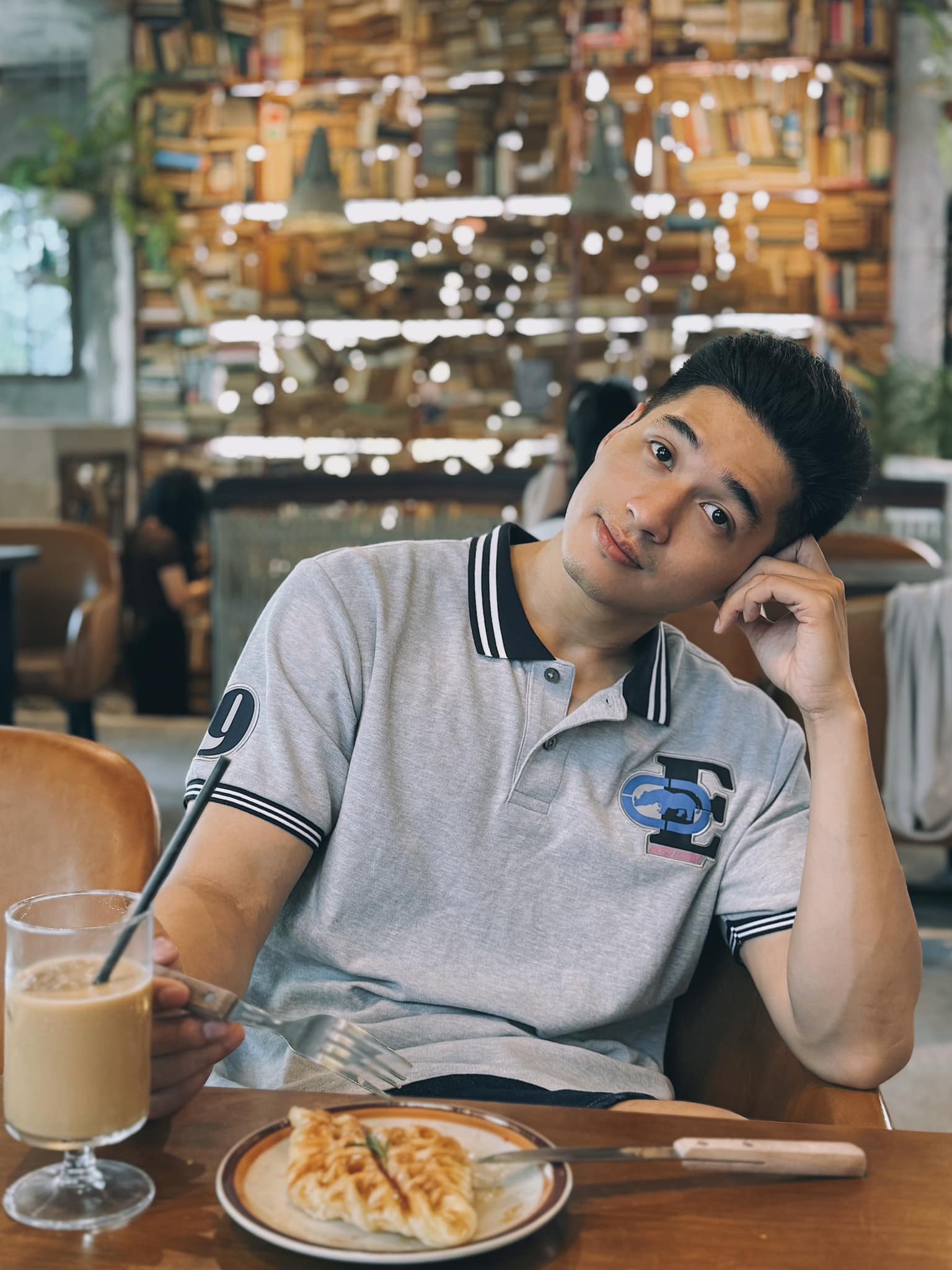 ...nhưng đến lúc xả vai thì là một hình ảnh ỏn ẻn hài hước