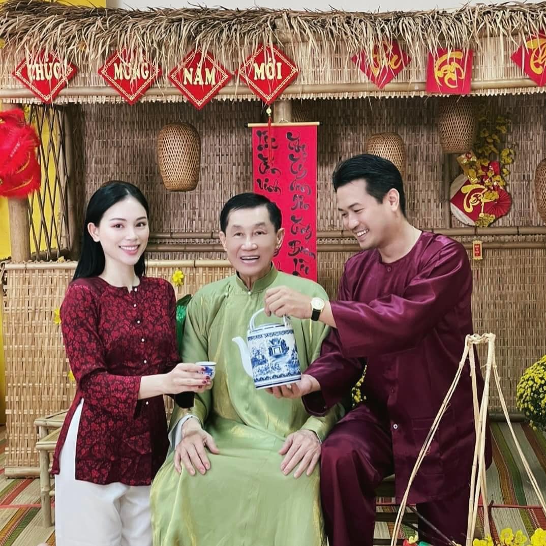 Cả hai thỉnh thoảng sẽ xuất hiện cùng với tỷ phú Johnathan Hạnh Nguyễn 