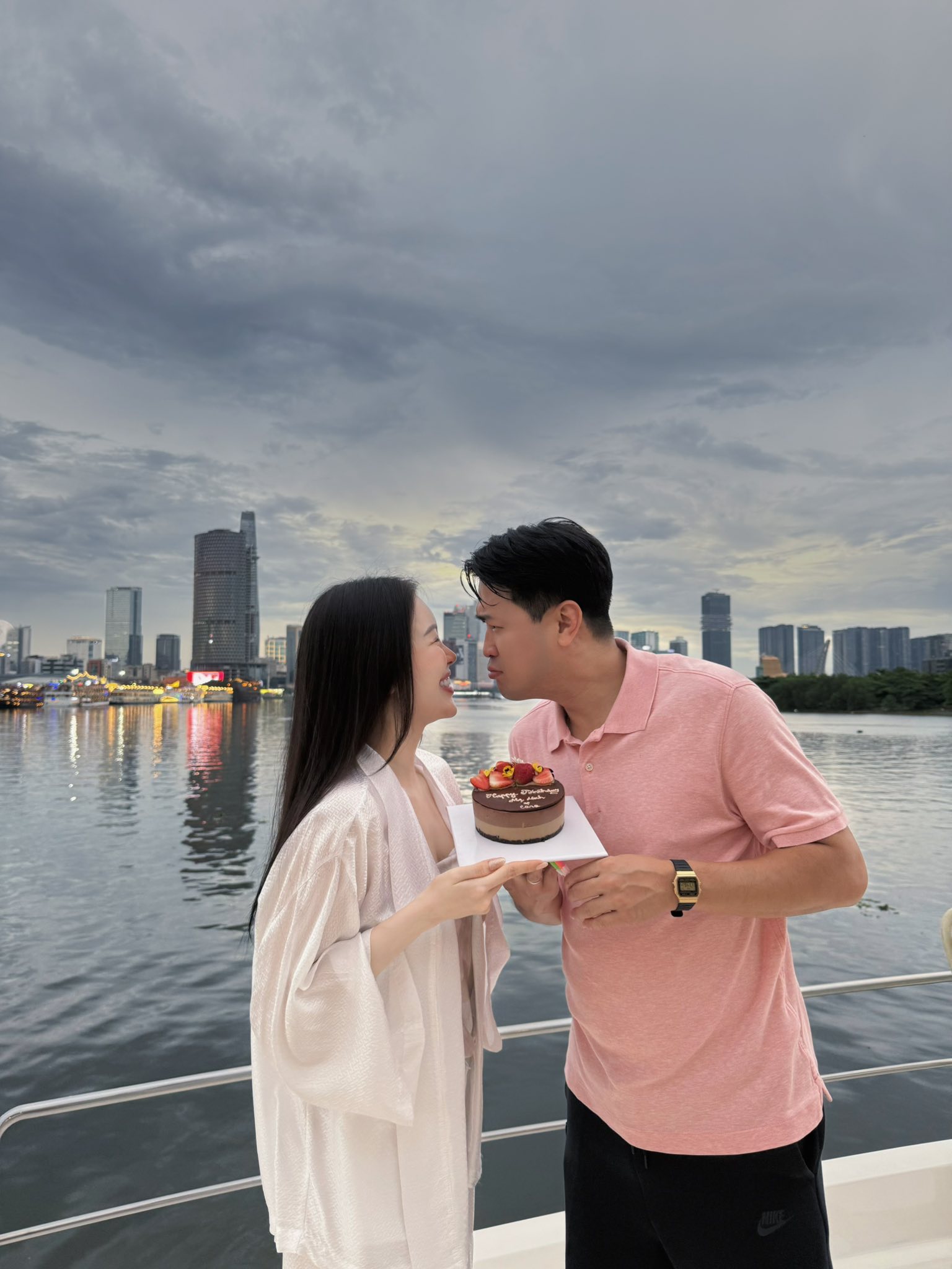 Doanh nhân Phillip Nguyễn cưng chiều vợ không thua kém ai 