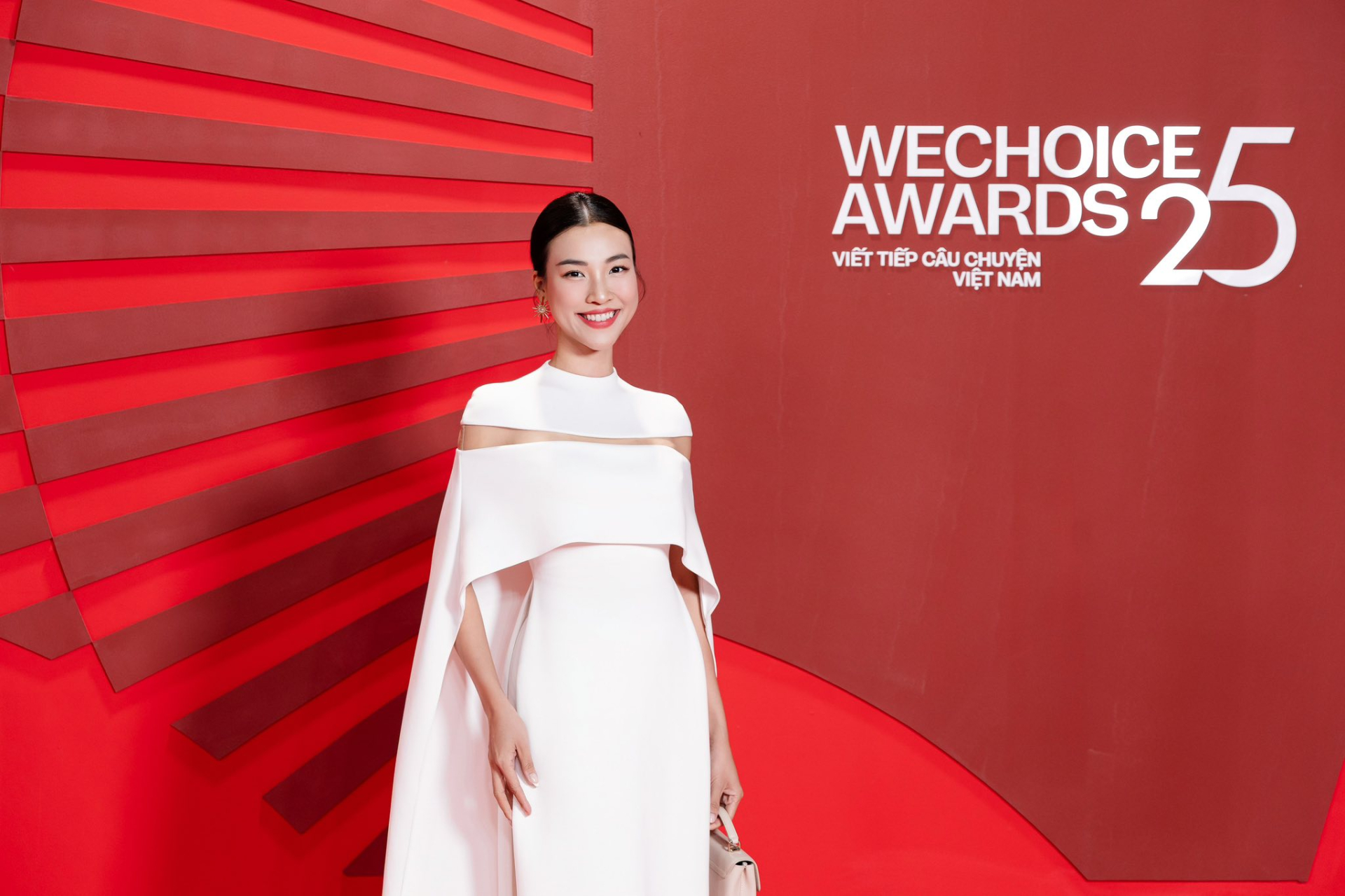 MC Hoàng Oanh được khen nhan sắc mẹ bỉm 1 con ngày càng thăng hạng 