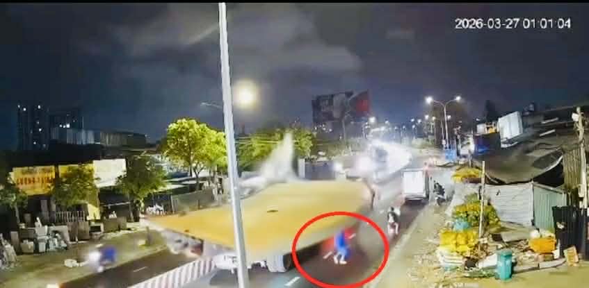 Cận cảnh clip vụ tai nạn xe chở thép ở cầu Kênh Tẻ, nam công nhân thoát chết