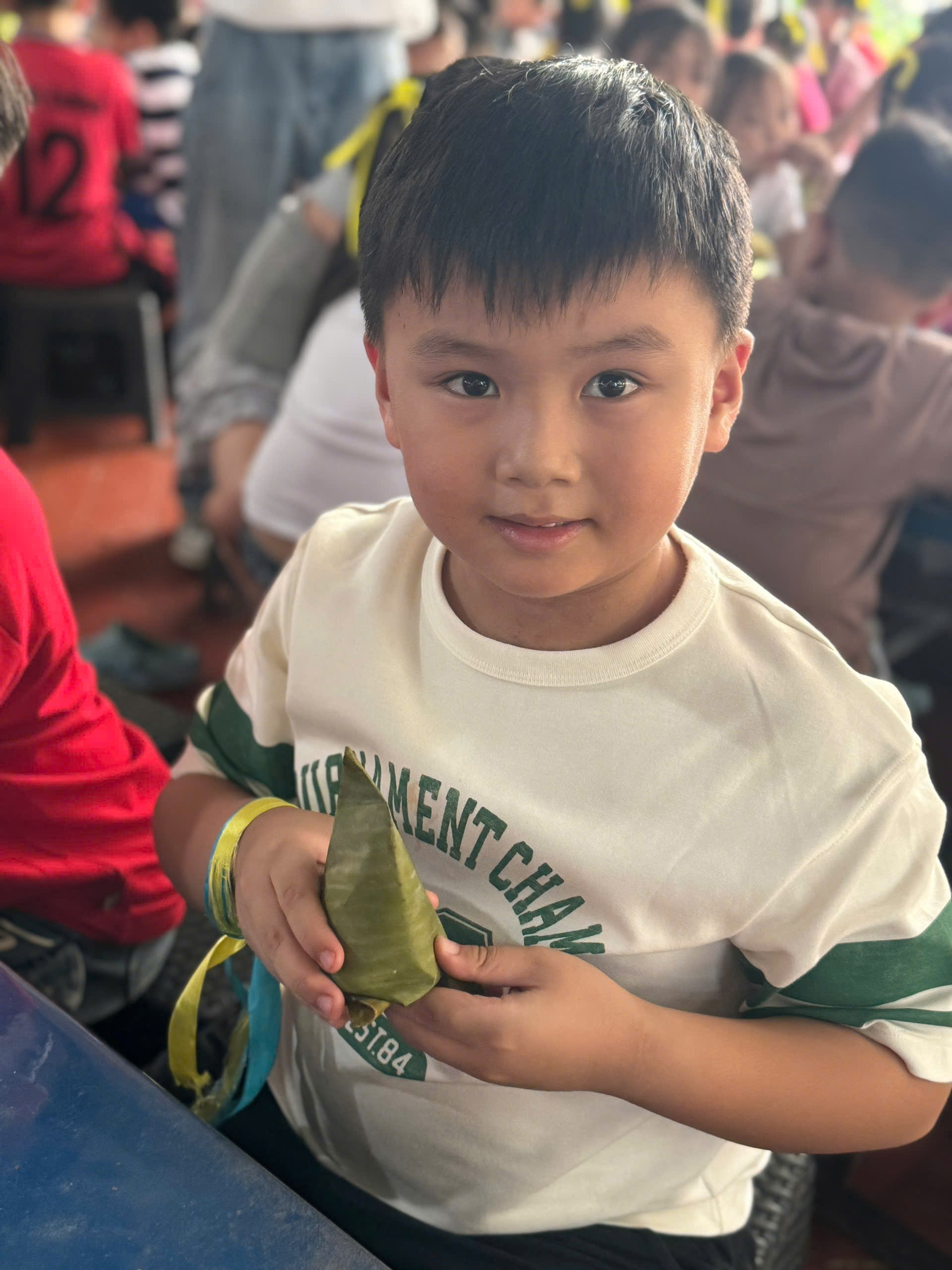 Bé trai lớp 1 ở TP.HCM gây sốt với series tiêu 20K mẹ cho, có sổ ghi chép chi tiêu theo ngày