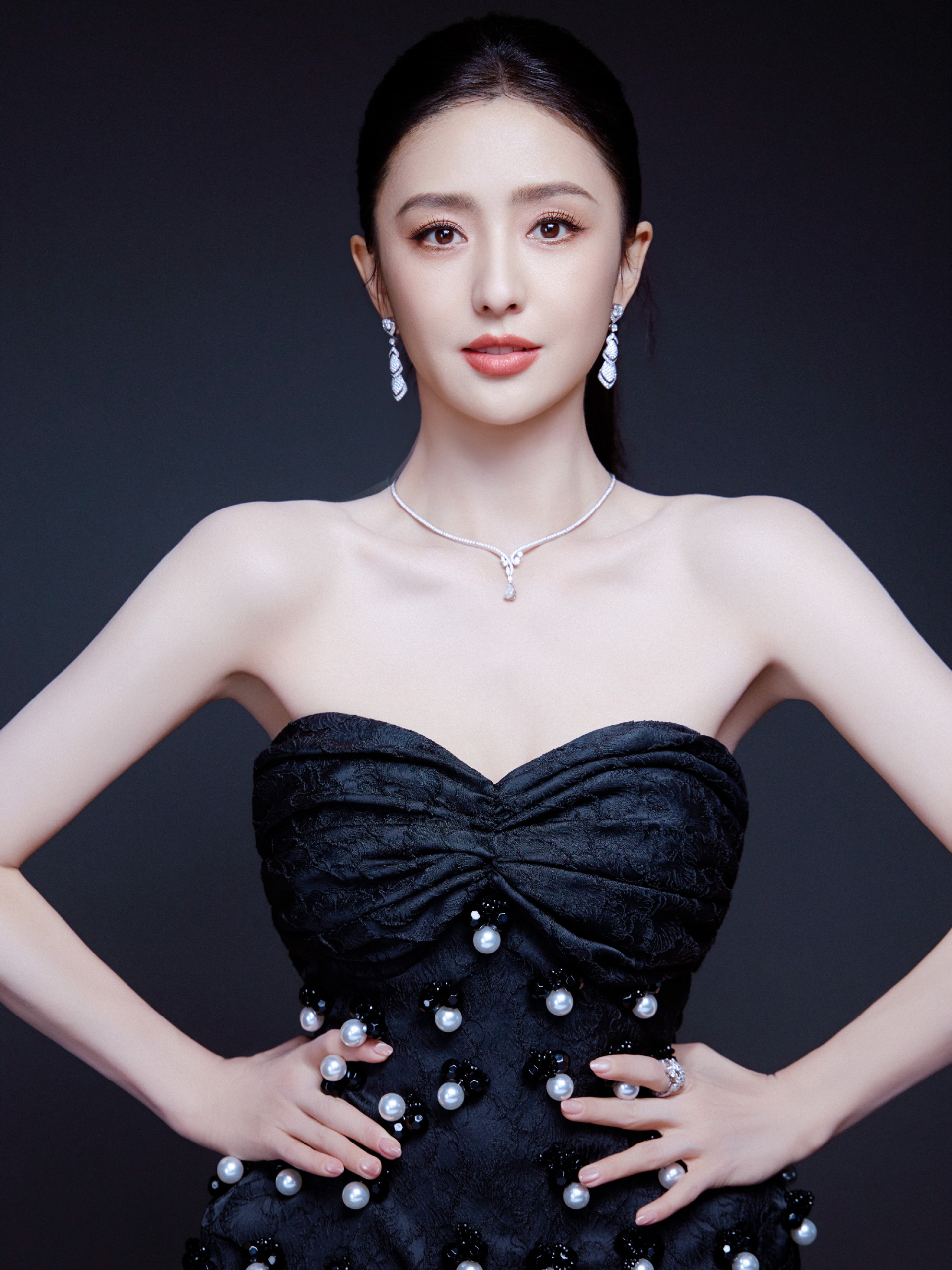 Đôi bạn thân showbiz giống nhau 99% từ ngoại hình đến cảnh bị chồng 