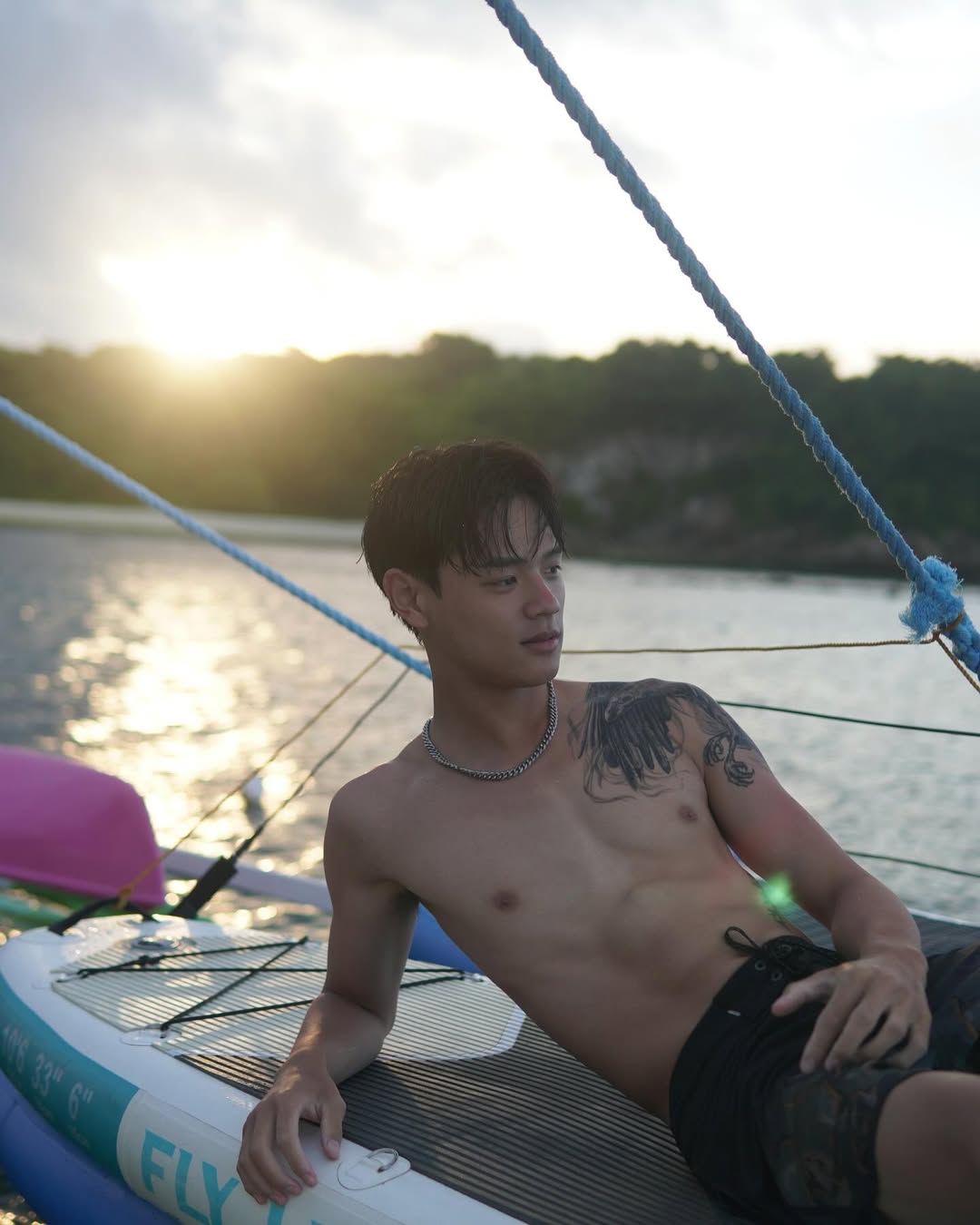 Trong khi đó, Tử Long là thợ làm bánh và đang làm chủ 1 cửa tiệm bán bánh quy. Ảnh: X