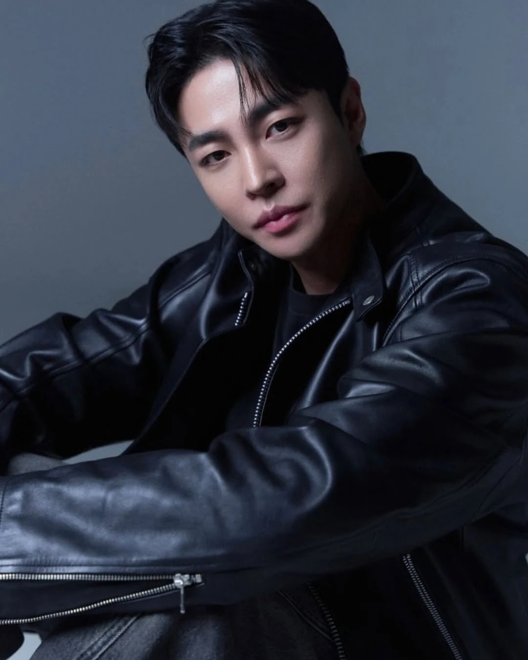 Dongho năm nay 41 tuổi, từng hoạt động trong nhóm nhạc nam Apeace. Ảnh: Koreaboo