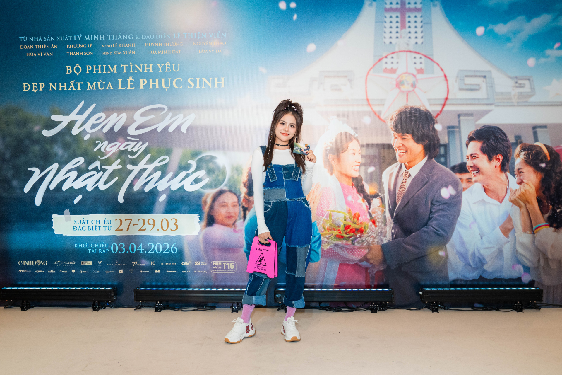 Trong đó, Vân Trang gây hút mắt với tạo hình độc lạ