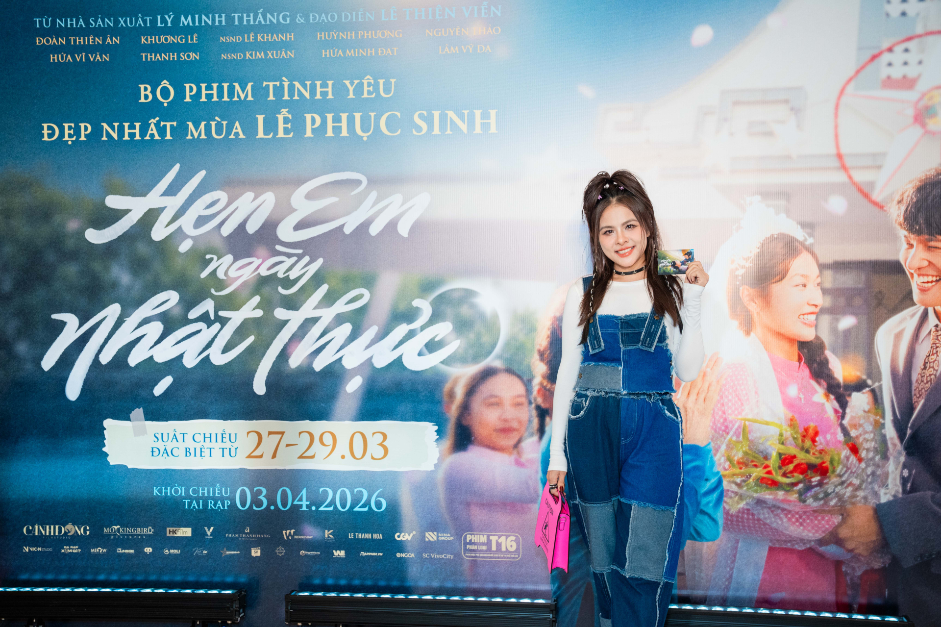 Mỹ nhân Việt đi thảm đỏ mà như “người đến từ hành tinh khác”, đến cả đồng nghiệp cũng há hốc mồm kinh ngạc