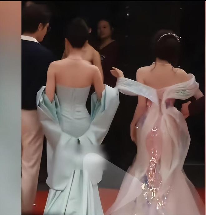 Mỹ nhân Thương Lan Quyết hết giẫm giày cao gót vào đuôi váy, đến dùng tay móc vào dải ruy băng trên lễ phục của đồng nghiệp, bất chấp hành động này có thể gây sự cố cho Chúc Tự Đan. Ảnh: Weibo.