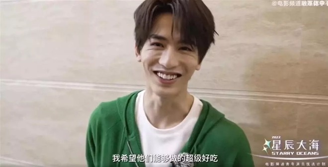 Khi cười tươi, Trương Lăng Hách lộ triệt để các nếp nhăn trên mặt cùng khuôn miệng kém xinh