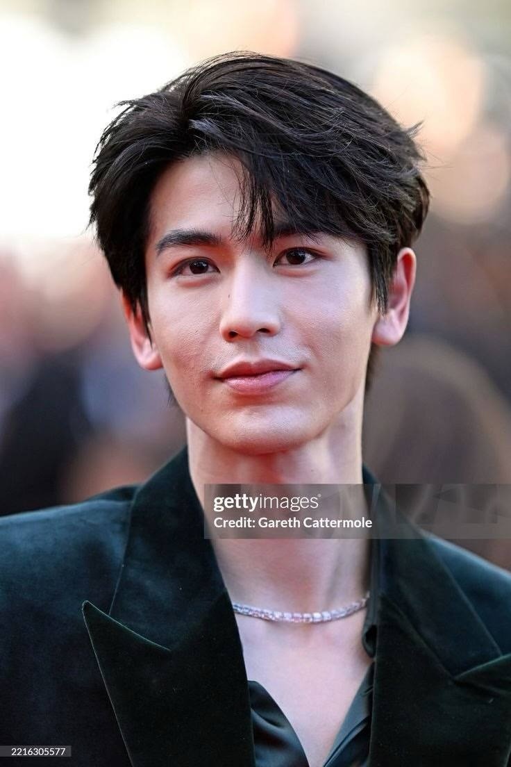 Tấm hình chụp không photoshop của Getty Images làm lộ rõ làn da sần sùi, rãnh nhăn râu rồng sâu của Trương Lăng Hách