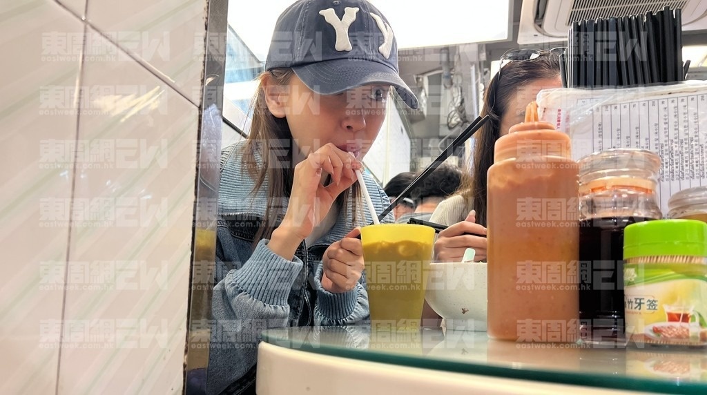 Thời gian qua, Angelababy thường xuyên được trông thấy ở các quán ăn vỉa hè bình dân ở Hong Kong (Trung Quốc). Ảnh: Eastweek. 