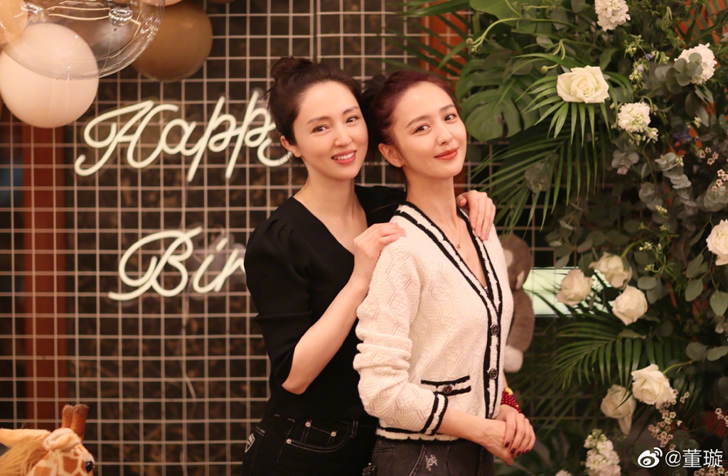 Đôi bạn thân showbiz giống nhau 99% từ ngoại hình đến cảnh bị chồng 