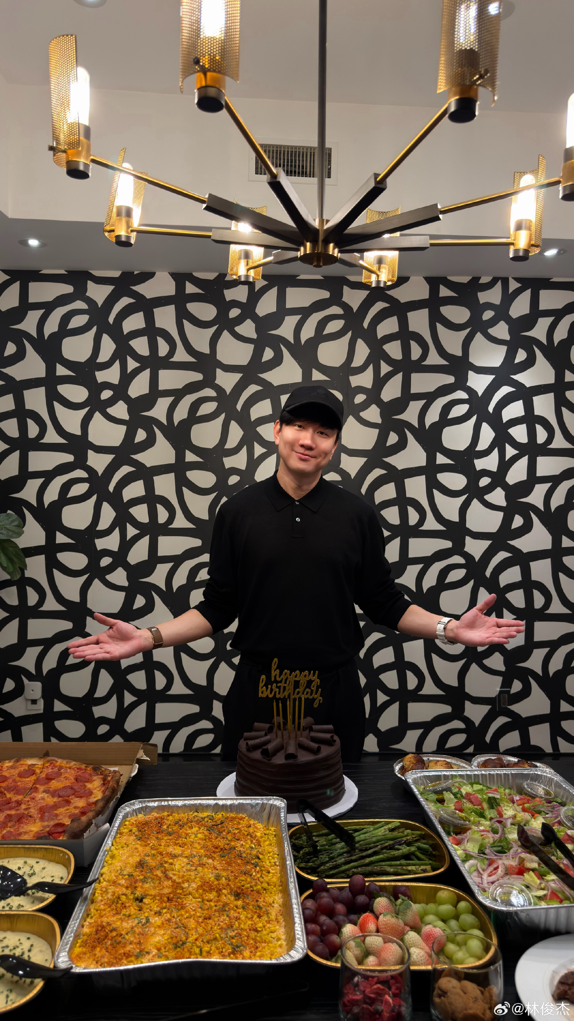 Lâm Tuấn Kiệt vừa chia sẻ loạt ảnh đón sinh nhật bên bạn bè và ekip lên trang cá nhân. Trước ống kính, nam ca sĩ quốc dân lộ rõ vẻ rạng rỡ trong bầu không khí náo nhiệt và ấm áp. Ảnh: Weibo