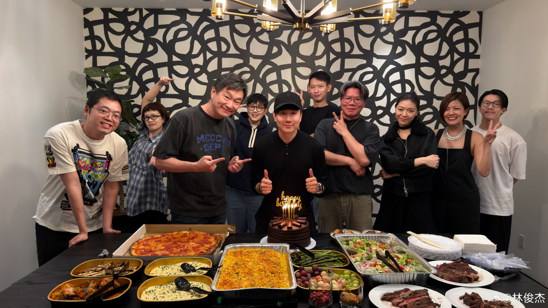 Đáng nói, Thất Thất hoàn toàn mất hút trong sinh nhật của Lâm Tuấn Kiệt. Từ đây, tin đồn cặp đôi thiếu gia - thiên kim âm thầm chia tay đã lan nhanh như tên bắn khắp cõi mạng. Ảnh: Weibo