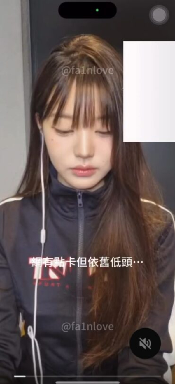 Trong suốt fancall chỉ cúi gằm mặt làm việc riêng. Ảnh: X