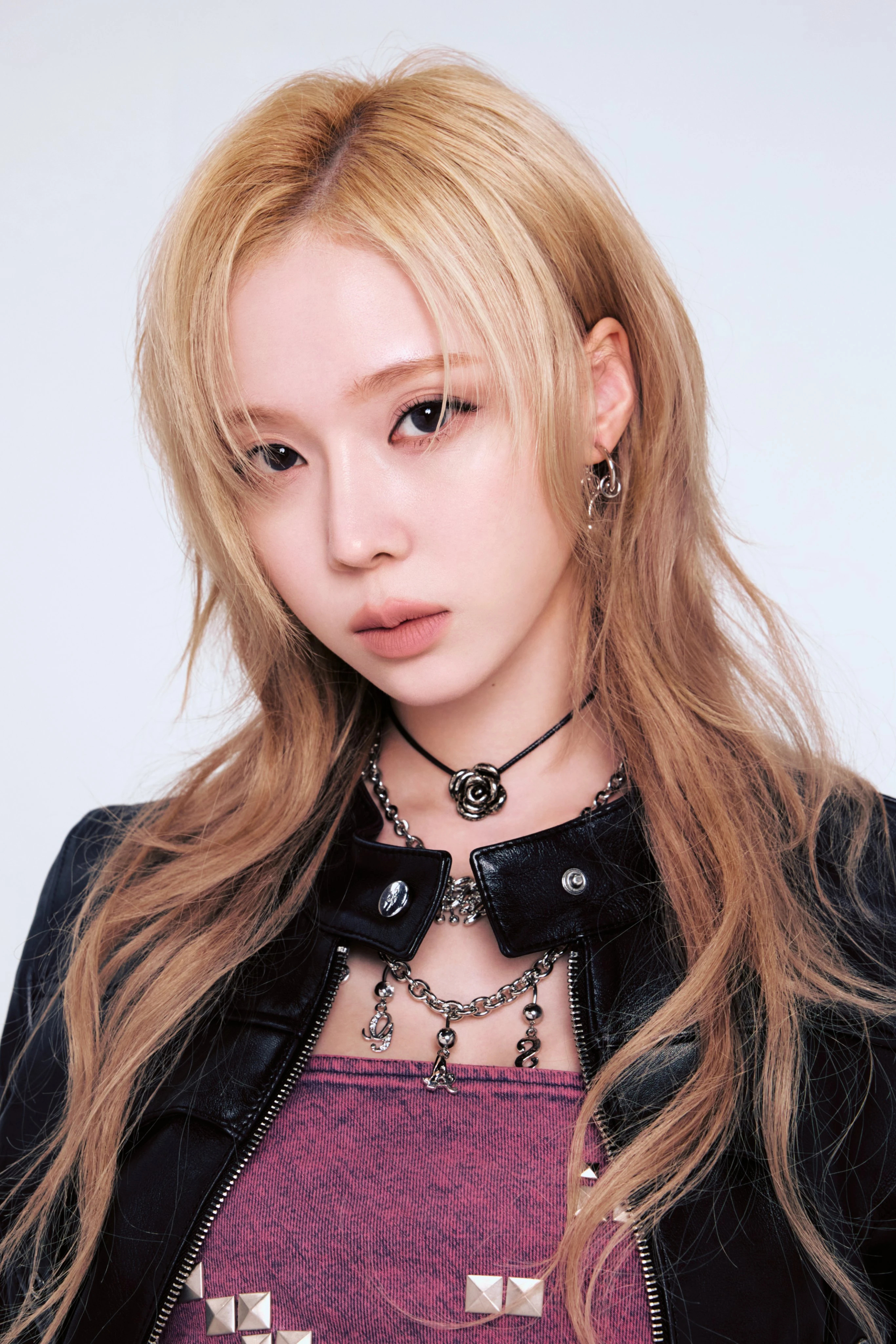 Winter có vẻ xinh đẹp giống búp bê. Ảnh: X