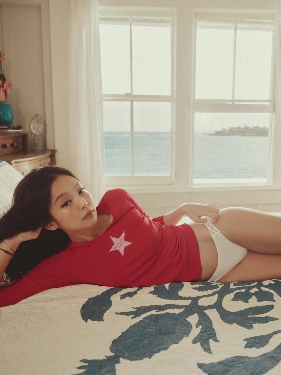 Những mẫu bikini cho BST lần này mang vibe sexy, cá tính và trẻ trung rất Jennie. (Ảnh: Instagram)