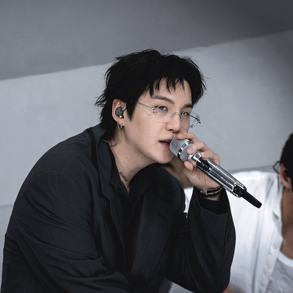 SUGA ít xuất hiện trước truyền thông kể cả trong và sau khi xuất ngũ (Ảnh:@azalea)