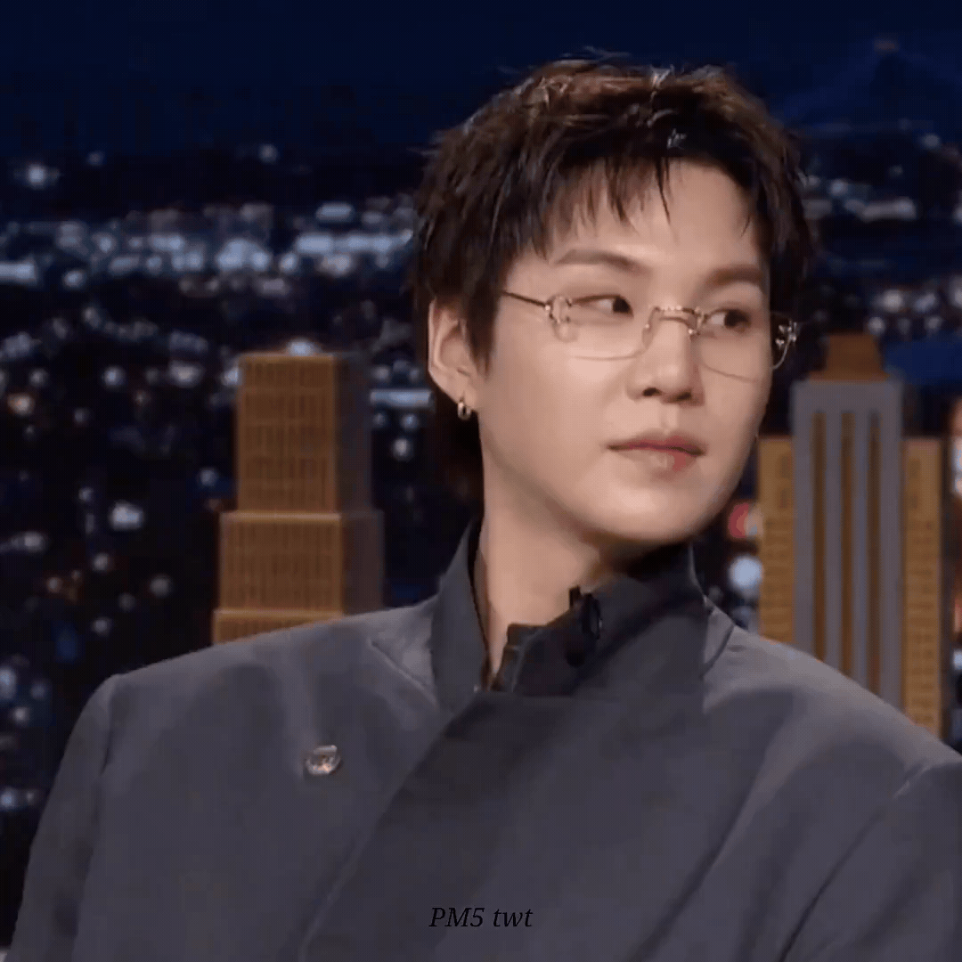 Ngoại hình của SUGA dường như chỉ trẻ ra chứ không hề già đi