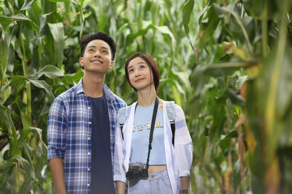 Cô dâu xách váy đi trên phố cũng hot rần rần, hoá ra là mỹ nhân Việt duy nhất được báo Hàn tung hô 