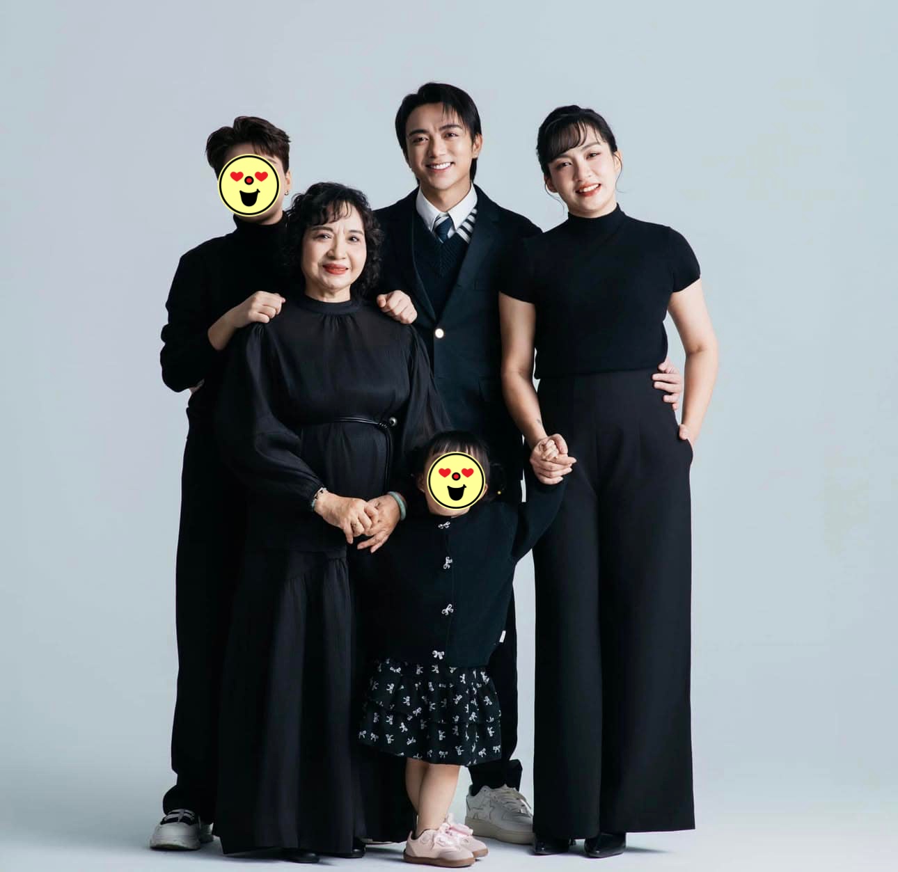 SOOBIN từng chia sẻ bộ ảnh gia đình có sự xuất hiện của mẹ, chị gái và các cháu. Có thể thấy nam ca sĩ rất thân thiết với chị