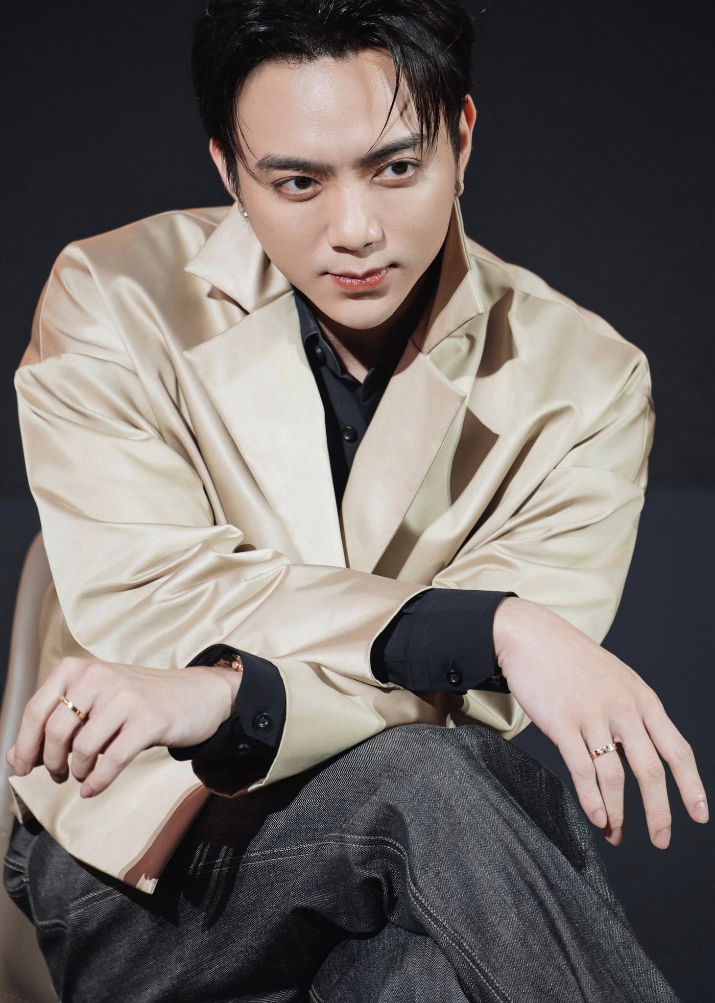 Nam ca sĩ nhiều lần chia sẻ mẹ, bà nội và chị gái là những người phụ nữ quan trọng trong đời anh