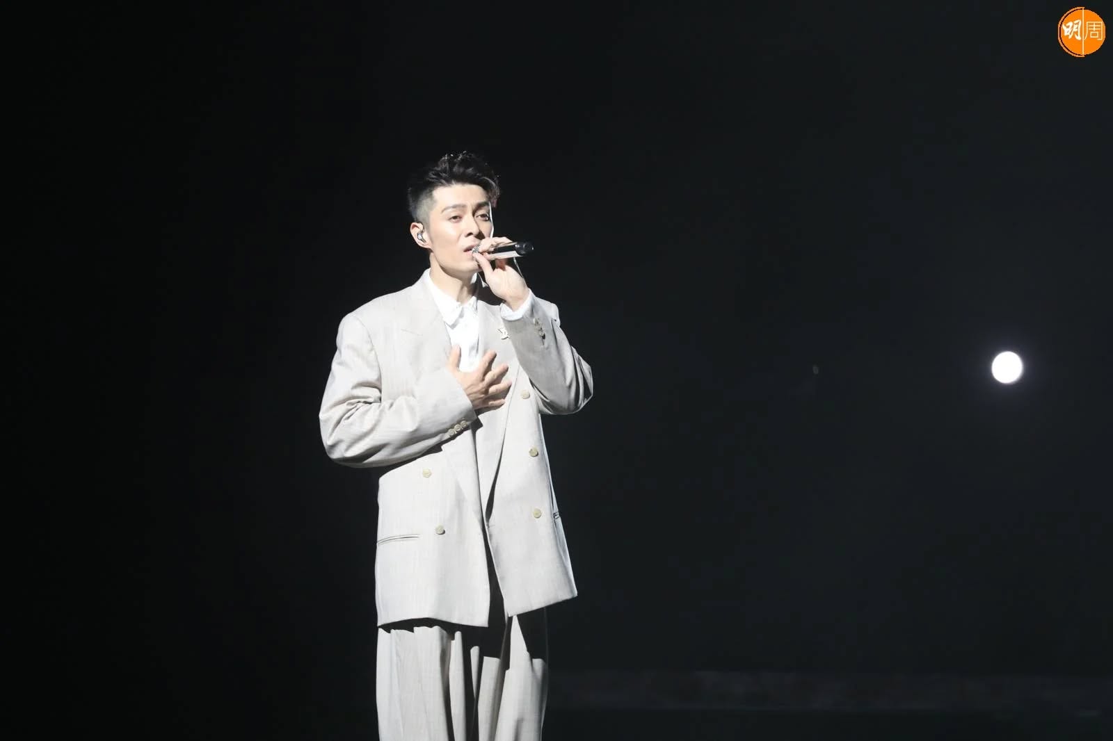 Châu Bách Hào trở lại Hong Kong (Trung Quốc) sau 7 năm (Ảnh: Weibo)