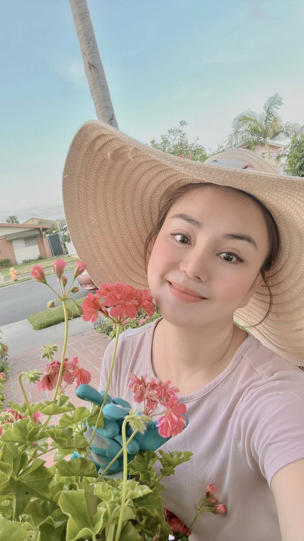 Vy Oanh đính chính việc sang Mỹ định cư luôn. Cô khẳng định vì có nhiều công việc cần xử lý nên phải ở Mỹ thời gian lâu hơn, còn gia đình vẫn sinh sống tại Việt Nam