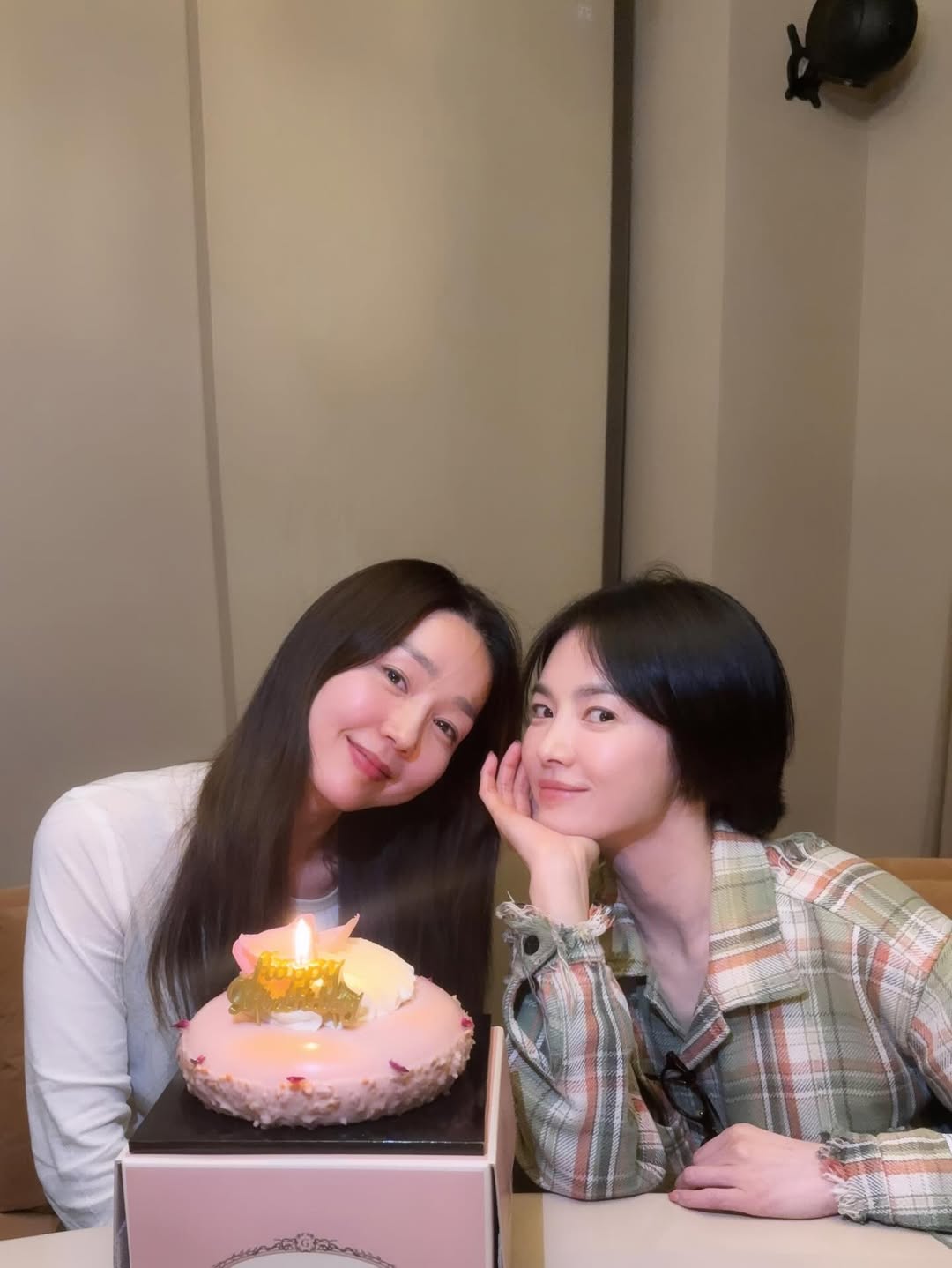 Song Hye Kyo đăng hình cùng Lee Jin đón sinh nhật ý nghĩa sau khi bị tố phá hỏng hôn nhân với Song Joong Ki. Ảnh: Instagram nhân vật