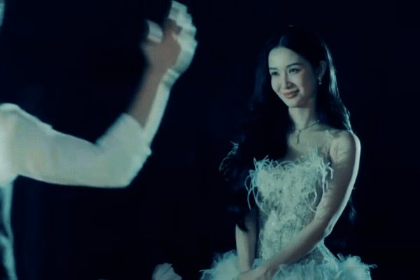 Cô dâu xách váy đi trên phố cũng hot rần rần, hoá ra là mỹ nhân Việt duy nhất được báo Hàn tung hô 