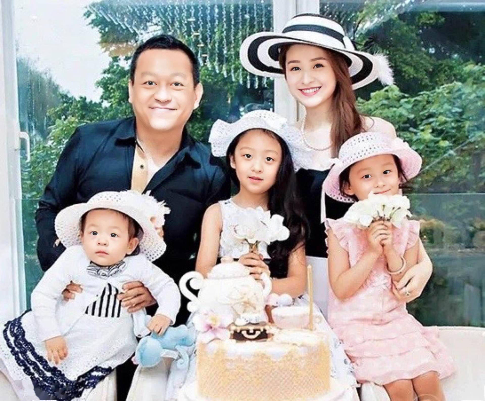 Cô lấy chồng đại gia và sinh 3 con. 