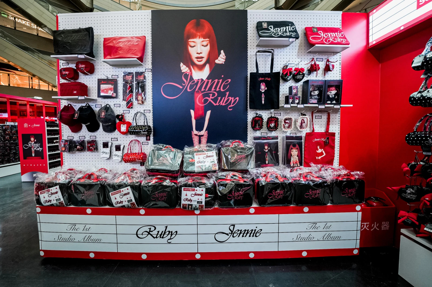 BST vô cùng cùng bắt mắt sử dụng nguyên bản concept RUBY (Ảnh brandinginasia).