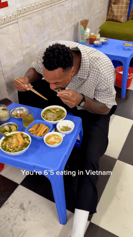 Nam khách Tây phải chịu khó ngồi 1 chân co, 1 chân duỗi để thưởng thức bát phở