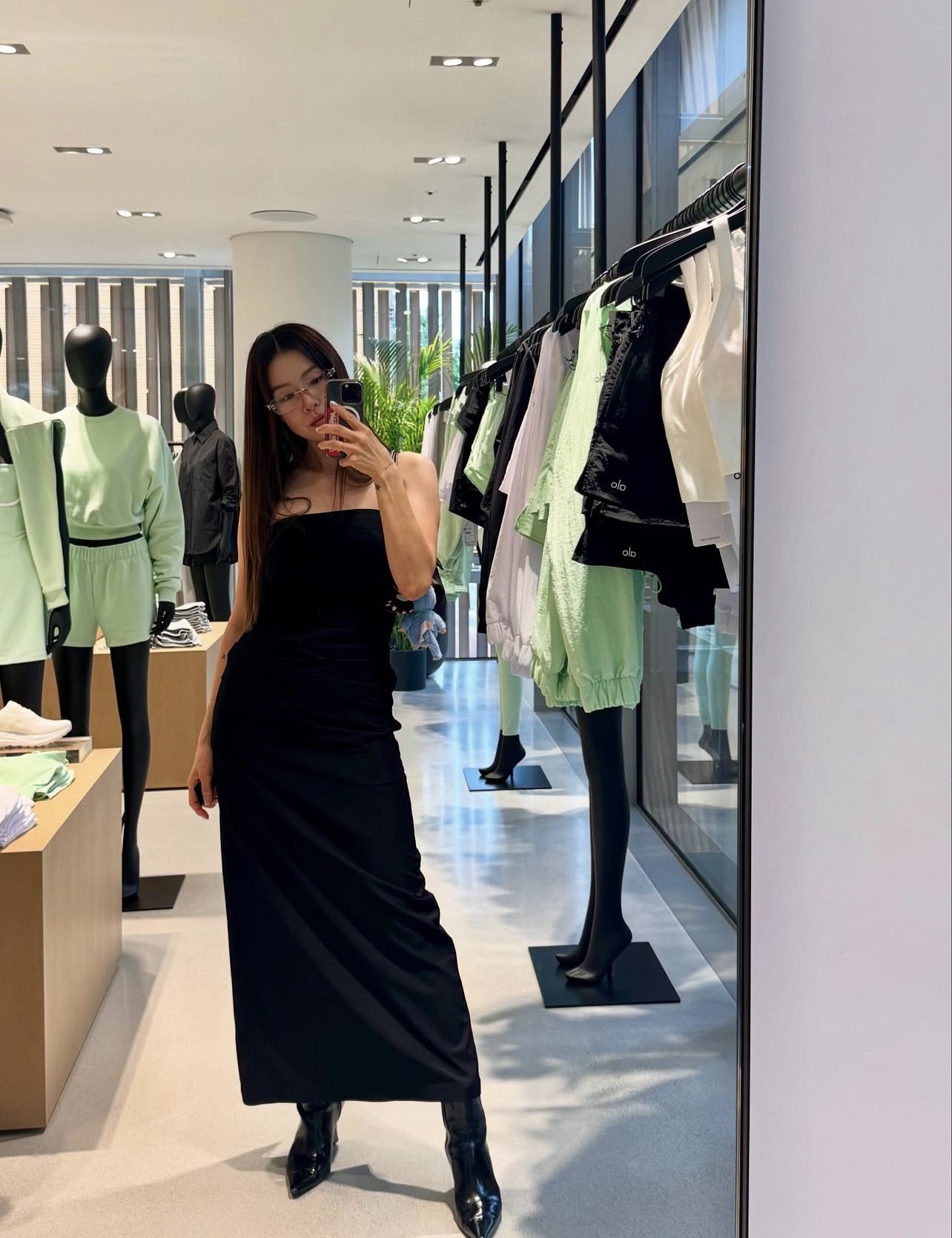 Phong cách trẻ trung khiến không ai nghĩ Kahi đã ở độ tuổi U50. (Ảnh: Instagram)