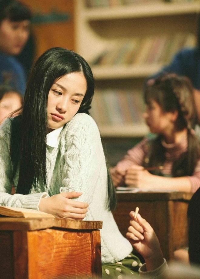 Cô dâu xách váy đi trên phố cũng hot rần rần, hoá ra là mỹ nhân Việt duy nhất được báo Hàn tung hô 