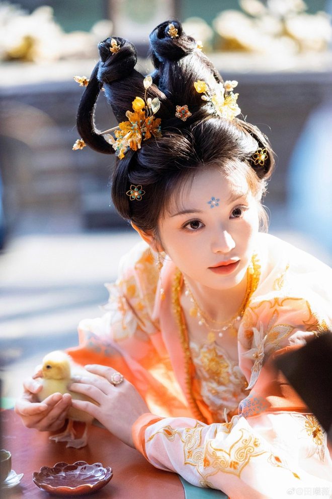 Nữ chính phim Trục Ngọc: Mặt búp bê body bốc lửa nhưng drama rợp trời, mang tiếng