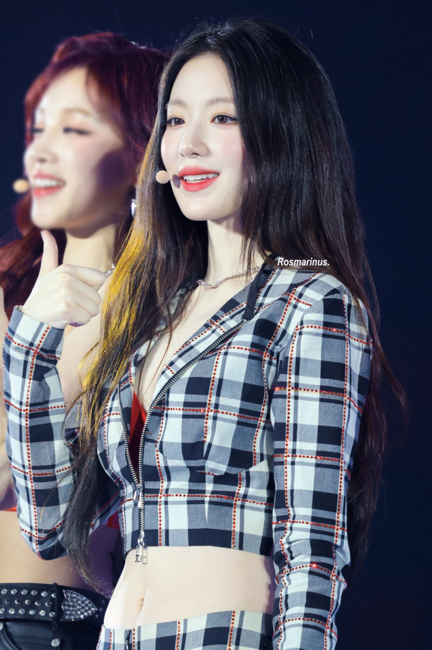 Mỹ nhân da trắng môi đỏ, đẹp siêu thực như