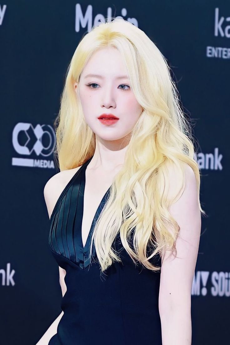 Mái tóc vàng từng gây sốt của Shuahua (Ảnh:X)