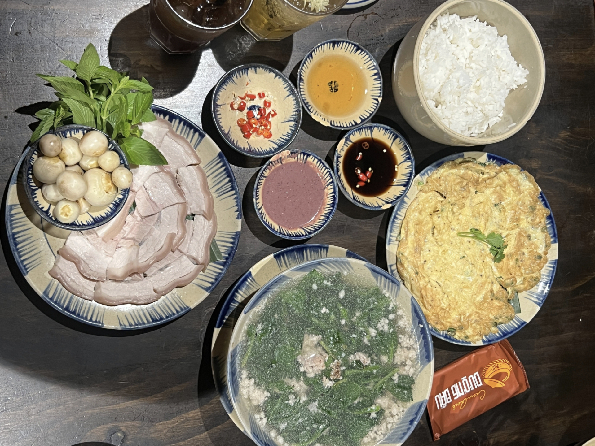 Món trứng chiên của Cơm Quê Dượng Bầu gây chú ý với mức giá 110 nghìn đồng