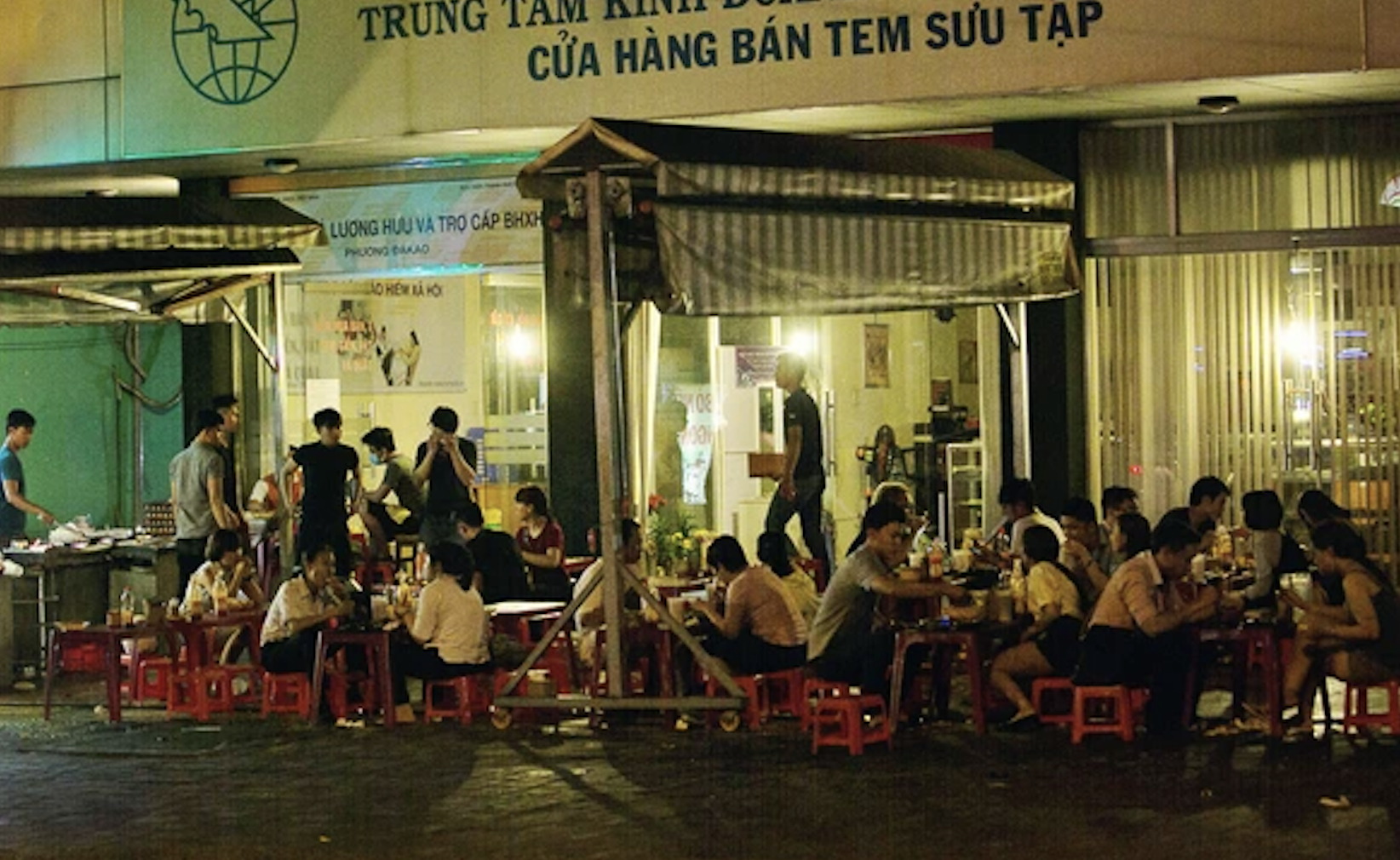 Khách Tây co cụm, khép nép để ăn phở Việt tại phố cổ Hà Nội