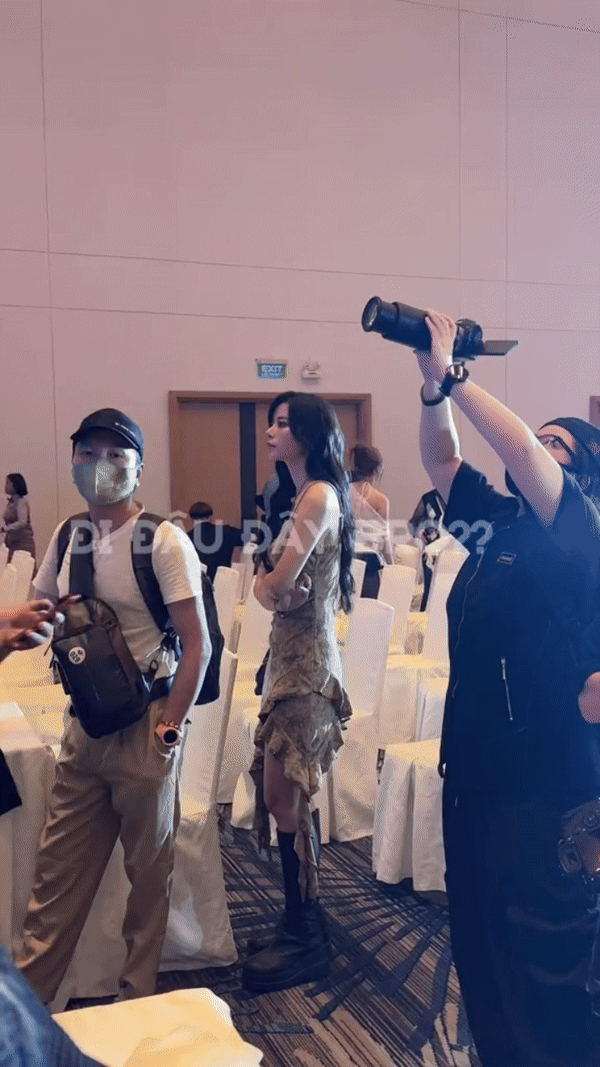 Cô mẫu ảnh với ngoại hình nổi bật, khá kín kẽ ở các sự kiện đông người (Ảnh TikTok).