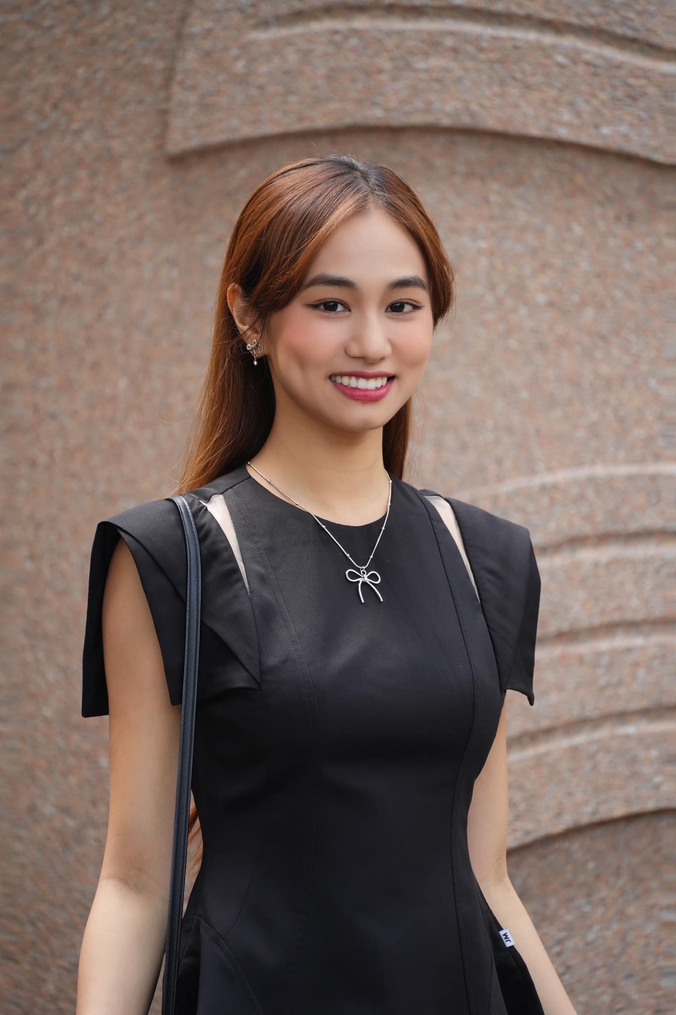 Ngân Hoà từng chia sẻ có hoà cảnh khó khăn, dù bị bệnh vẫn phải làm việc