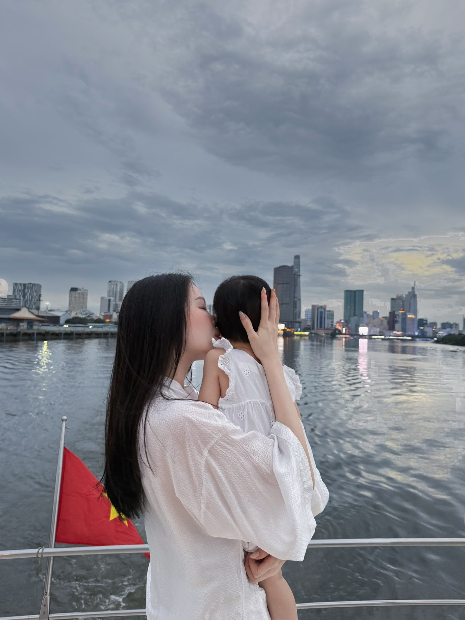 Trước kia, Linh Rin cũng giữ kín bưng thông tin bầu bí con đầu lòng 