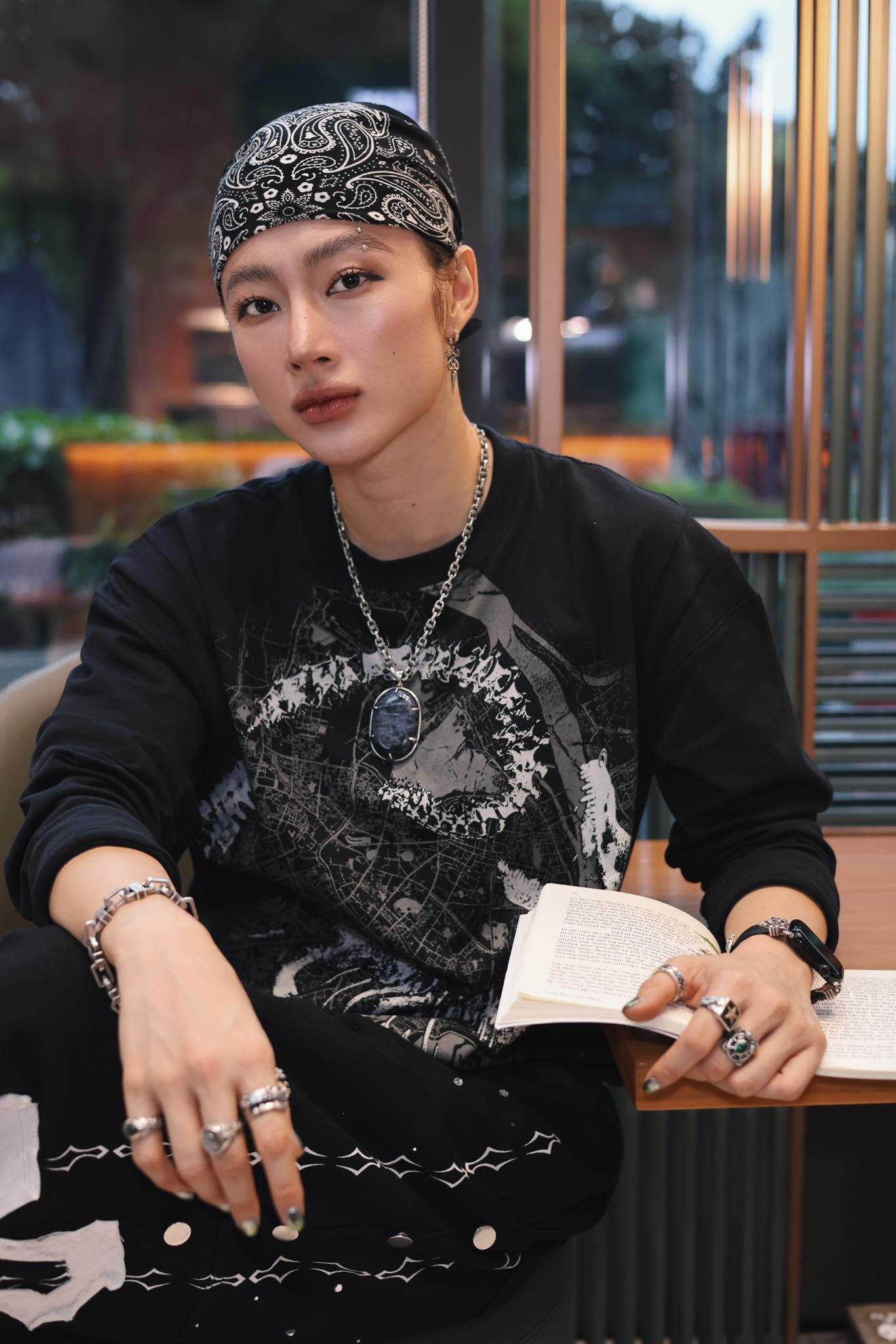 Nhìn V (BTS) mà lại ra Angela Phương Trinh