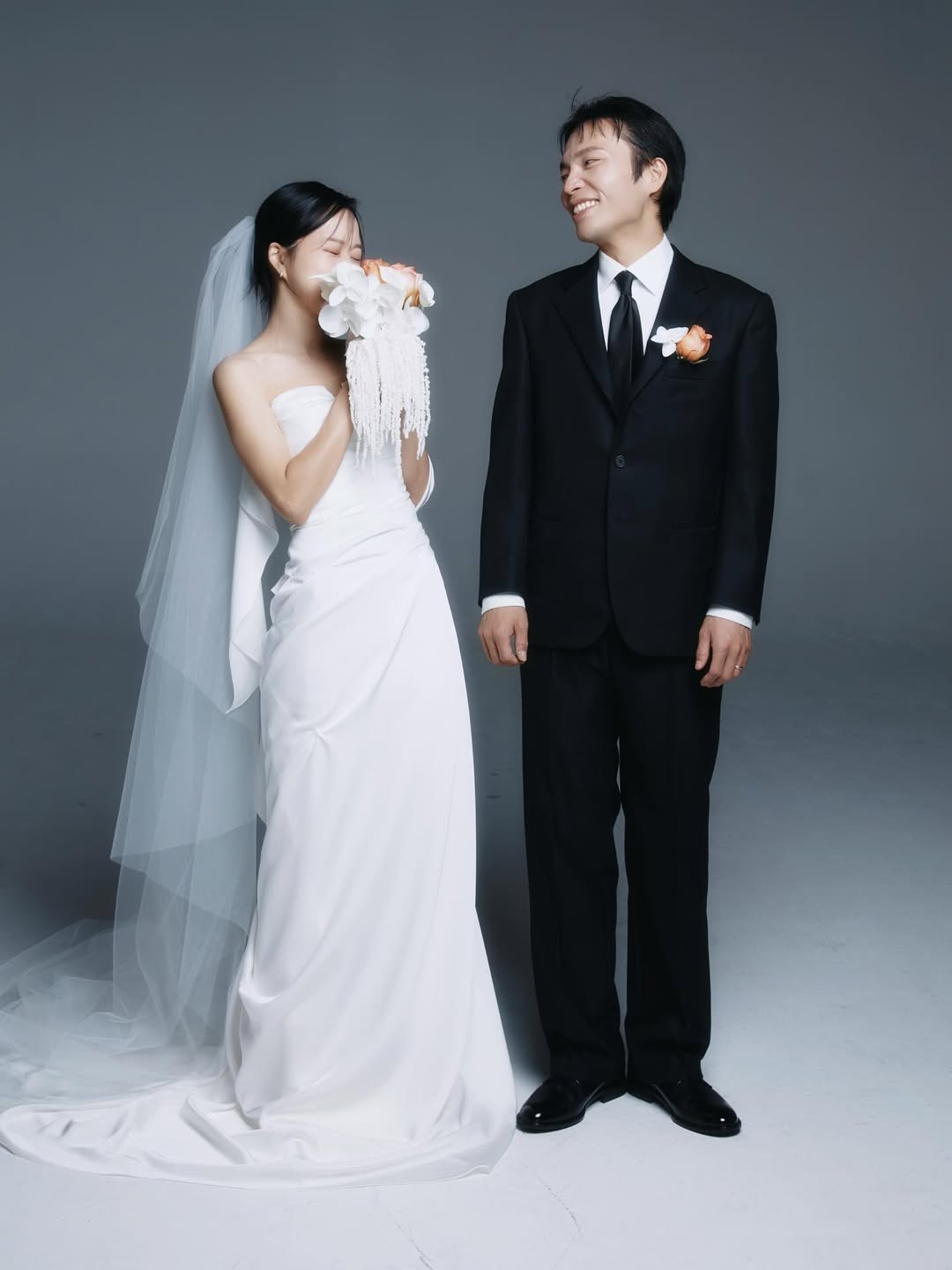 Nam ca sĩ Jisoo bất ngờ tung ảnh cưới hạnh phúc trong ngày 29/3, kèm lời cảm ơn với người thân, bạn bè vì đã tới chúc phúc trong hôn lễ mới đây. Ảnh: Naver