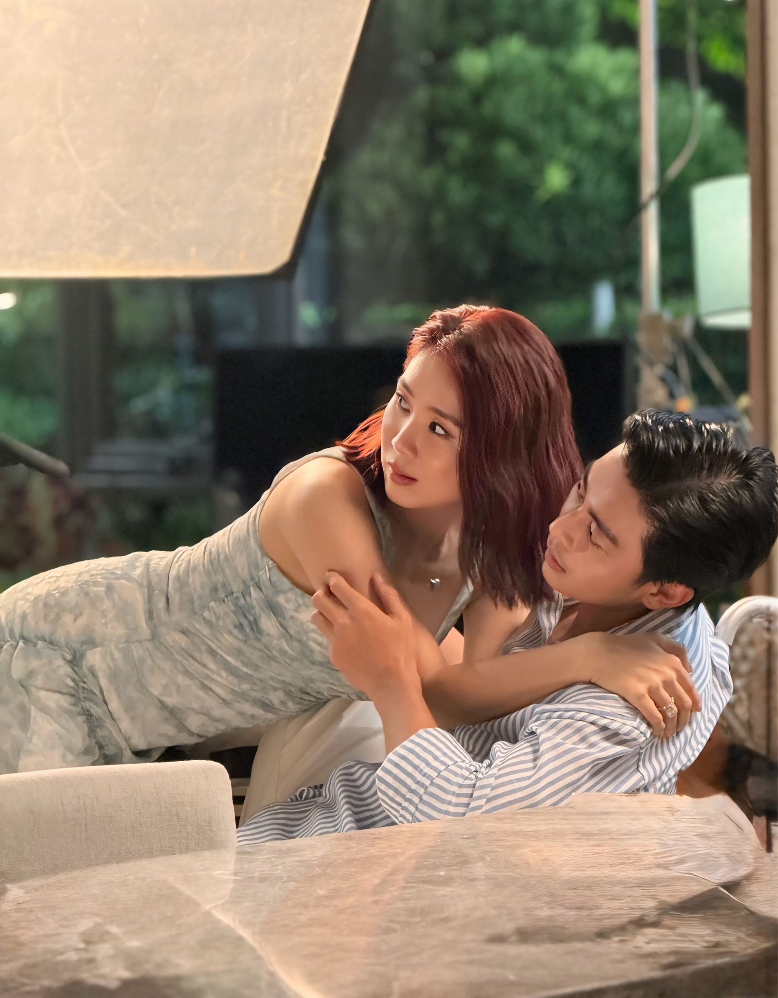 Mỹ nhân đóng chính cùng lúc 2 phim Việt đang cực hot, đổi mỗi kiểu tóc mà nhìn như người khác